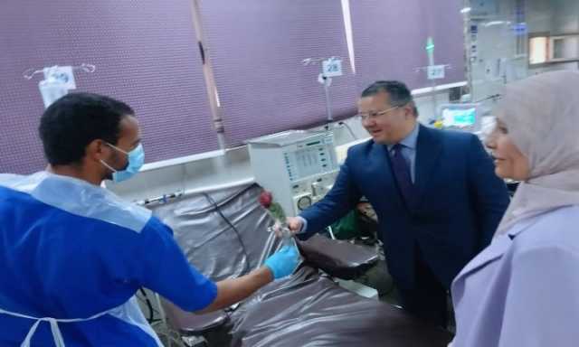 الدخاخني يقدم الورود لأعضاء هيئة تمريض مستشفيات جامعة بنها بمناسبة اليوم العالمى للتمريض
