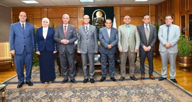 رئيس جامعة أسيوط يلتقي نائب رئيس هيئة النيابة الإدارية لتعزيز التعاون المشترك