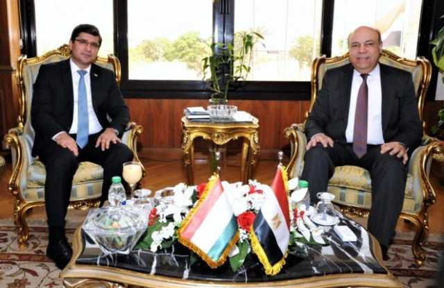 وزير الطيران المدني يبحث مع سفير طاجيكستان فرص التوسع في الربط الجوي بين البلدين