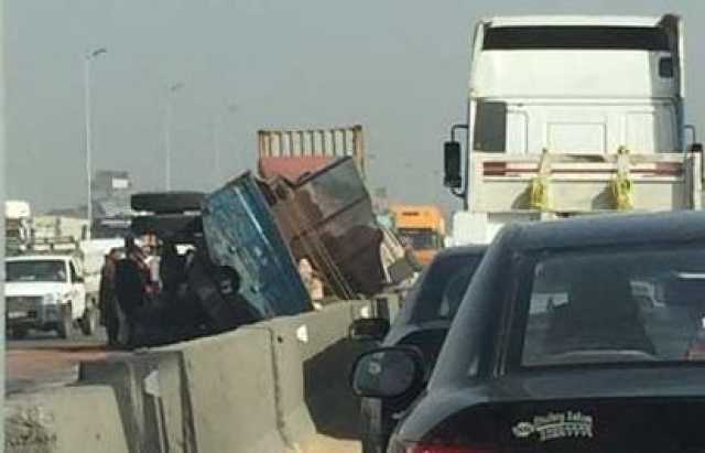 شلل مروري على «زراعي القاهرة - الإسكندرية» بقها.. انقلاب نقل يعيق الحركة