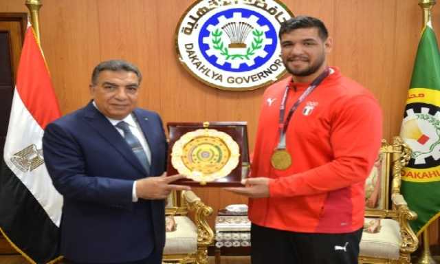 بعد حصوله على ذهبية أفريقيا فى المصارعة الرومانية.. محافظ الدقهلية يُكرم عبد اللطيف مناع ابن دكرنس