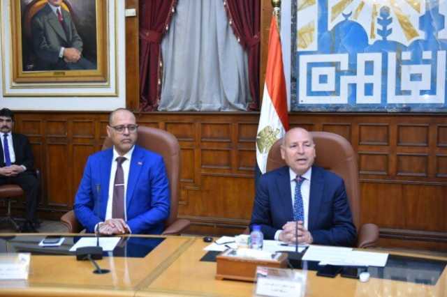 وزير العمل ومحافظ القاهرة يسلّمان عقود عمل جديدة لذوي همم