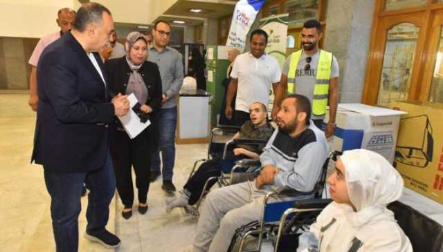 لفتة إنسانية.. محافظ أسيوط يُسلم كراسي متحركة وسماعات طبية لأطفال من ذوي الهمم
