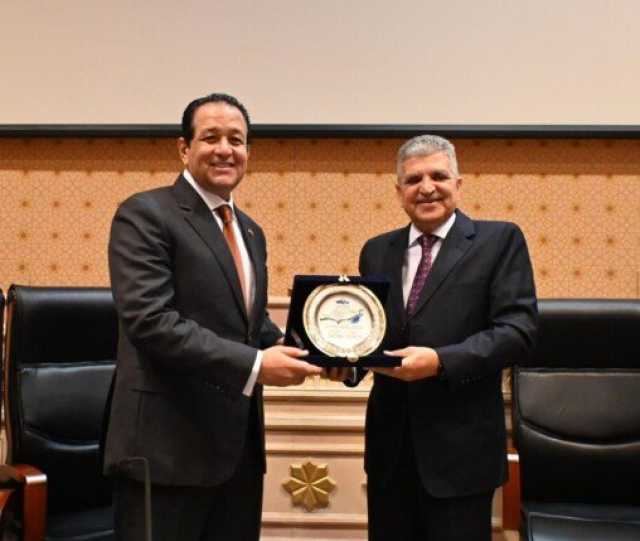 الفريق أسامة ربيع يهدي «درع قناة السويس» للنائب علاء عابد