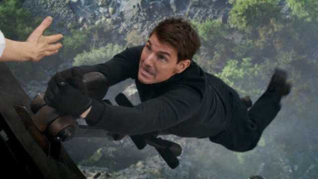 يتدلى من الطائرة.. توم كروز يواصل تقديم مشاهد الحركة المثيرة في Mission Impossible 8