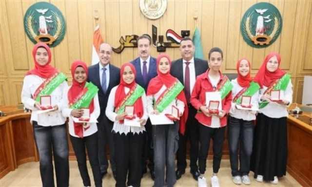 محافظ المنوفية يُكرم مدرسة جريس الإبتدائية لفوزها بالمركز الأول في مسابقة أوائل الطلبة على مستوى الجمهورية
