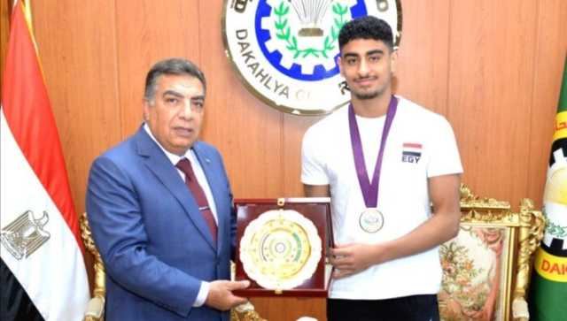 محافظ الدقهلية يُكرم بطل أفريقيا.. « حاتم أشرف» يُلهم الشباب بإنجازاته في السباحة