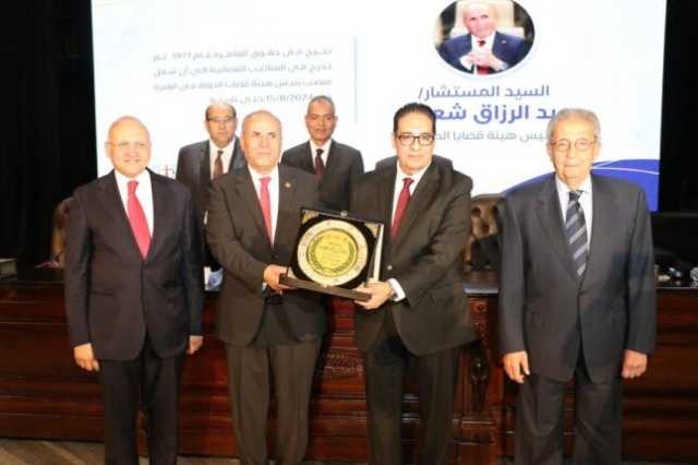 تكريم رئيس هيئة قضايا الدولة ضمن احتفالية رواد «حقوق القاهرة» (صور)