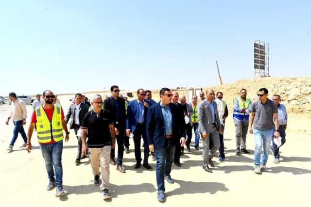 وزير الإسكان يتفقد مشروعات المرافق والطرق الجارية بالامتداد الجنوبي بالقاهرة الجديدة