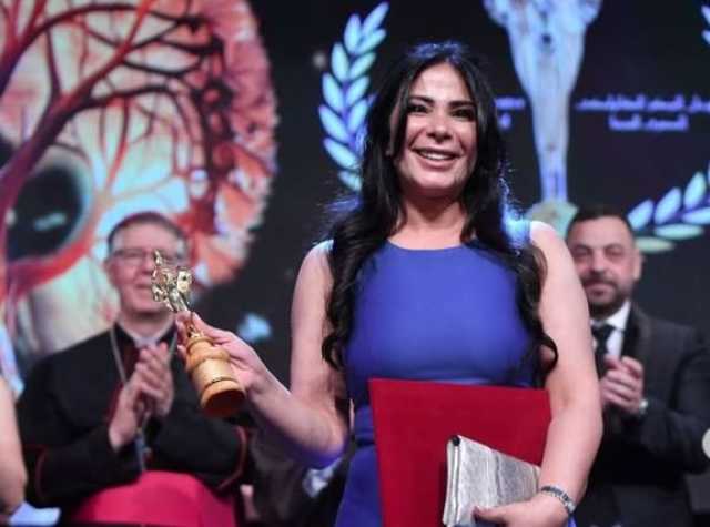 بعد تكريمها بمهرجان الكاثوليكي للسينما.. منى زكي توجه رسالة لفريق عمل «رحلة 404»