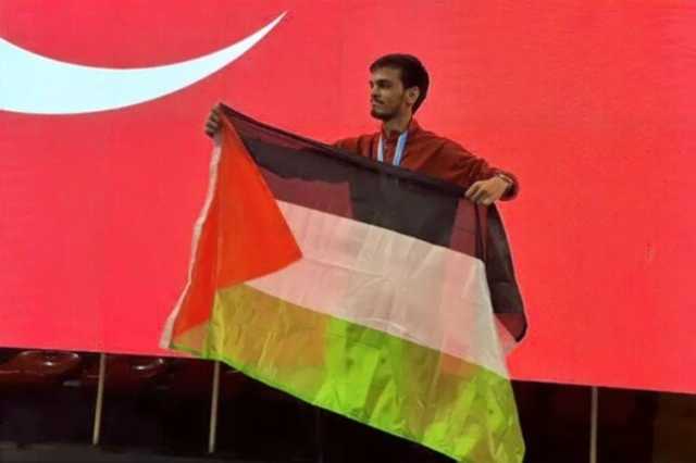 بطل رياضي يلقي بميداليته الأوروبية في النيل دعمًا لفلسطين