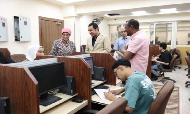 رئيس جامعة الأقصر تتفقد سير امتحانات كلية الحاسبات والمعلومات