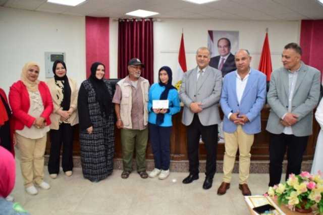 مدير تعليم بورسعيد يكرم الطلاب الفائزين في المسابقة الرمضانية الدينية الثقافية