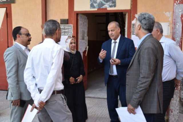 مدير تعليم بورسعيد يتابع امتحانات صفوف النقل بمدرسة الشهيد طيار الصناعية
