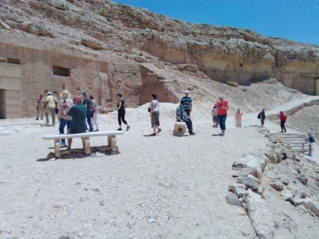 وفد سياحي متعدد الجنسيات يزور منطقة آثار بنى حسن بالمنيا