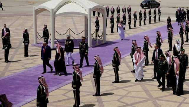 ما سر استخدام السجاد البنفسجي المفروش لاستقبال ترامب بالرياض بدلا من الأحمر؟
