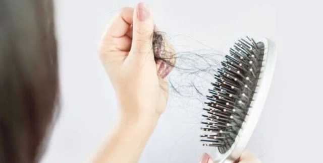 تساقط الشعر.. الأسباب وطرق العلاج