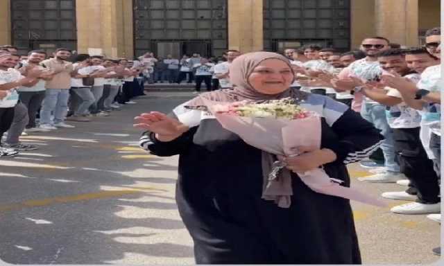 في لفتة إنسانية مؤثرة.. طلاب هندسة الإسكندرية ينظمون ممرًا شرفيًا لتكريم عاملة الكلية