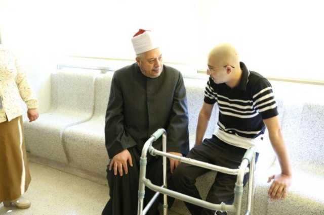 لفتة إنسانية.. رئيس قطاع المعاهد الأزهرية يزور طلاب الشهادة الثانوية بمستشفى 57357 ومعهد الأورام