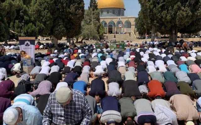 45 ألفا يؤدون صلاة الجمعة في المسجد الأقصى