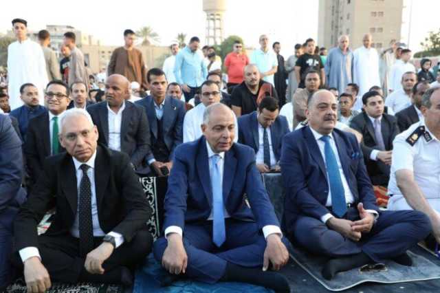 محافظ المنيا يؤدي صلاة عيد الأضحى وسط جموع المواطنين بكورنيش النيل