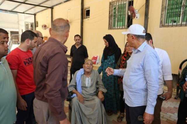 محافظ المنيا يسلّم كرسيًا كهربائيًا لـ«عم منصور» تقديرًا لتبرعه بأرض الوحدة الصحية