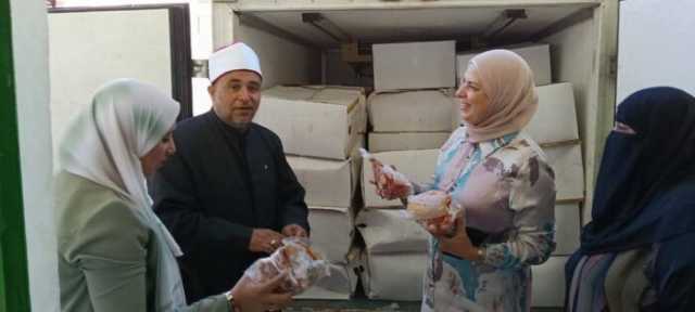 وزارة الأوقاف تهدي محافظة الإسماعيلية لحوم ومواد غذائية لتوزيعها على الأسر الأولى بالرعاية