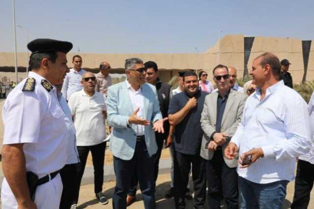 «الجيزة تتأهب للافتتاح العالمي».. محافظ الجيزة يتابع اللمسات النهائية لطرق المتحف المصري الكبير