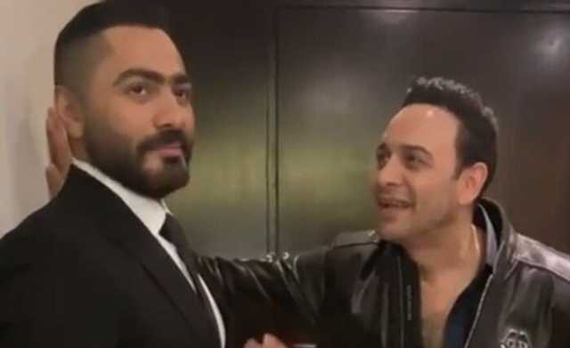بعد تعرض نجله لوعكة صحية.. مصطفى قمر يدعم تامر حسني