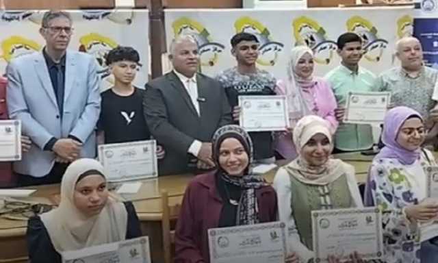 مدير تعليم الفيوم يكرّم أوائل الإعدادية ويمنحهم مكافأة مالية وجولة سياحية