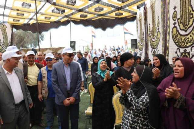 محافظ المنيا يتفقد مدرسة المزارعين الحقلية بملوى ضمن مشروع تمكين المجتمعات الريفية الضعيفة