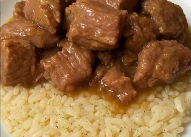 أكلات عيد الأضحى 2025.. طريقة عمل اللحم بصوص البصل مع الأرز