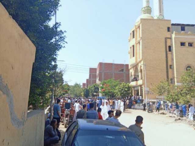 وسط حالة من الحزن.. أهالي قرية قرنفيل يشيعون جثمان شاب لقى مصرعه على يد عاطل