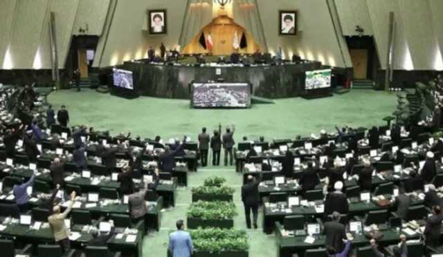 البرلمان الإيراني يوافق على إغلاق مضيق هرمز