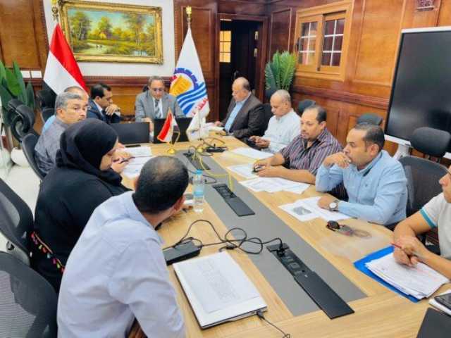 محافظ قنا يناقش ملفات التقنين والتصالح والمتغيرات المكانية ويوجه بتسريع وتيرة العمل