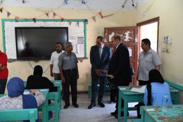 محافظ قنا يتفقد لجان امتحانات الثانوية العامة ويطمئن على انتظامها