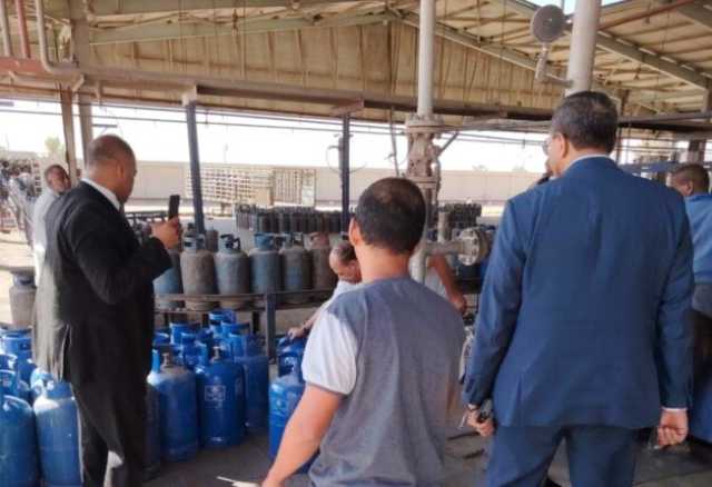 محافظ قنا يفاجئ مصنع الغازات البترولية ويشدد على إجراءات الوزن والسلامة والجودة