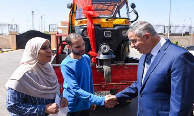محافظ الإسكندرية يُسلّم «توك توك» جديد لسيدة تعويضًا عن مركبتها التي غرقت بسبب العاصفة الثلجية