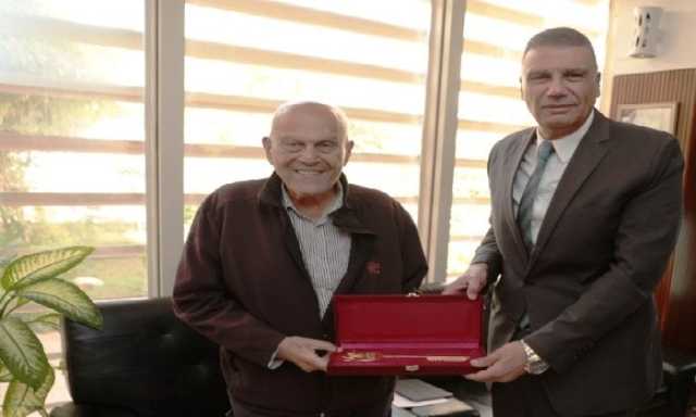 مفتاح أسوان في يد أسطورة القلب.. إطلاق اسم مجدي يعقوب على محور بديل الخزان