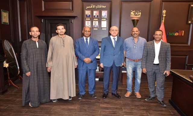 وفد شباب كيمان المطاعنة يطالب بإزالة تعديات الباعة الجائلين وتخصيص موقف للتوك توك
