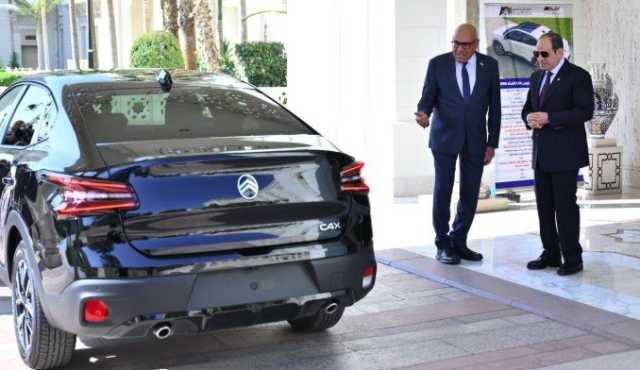 الرئيس السيسي يتفقد عددا من سيارات «سيتروين C4X» المصنّعة محليًا.. فيديو