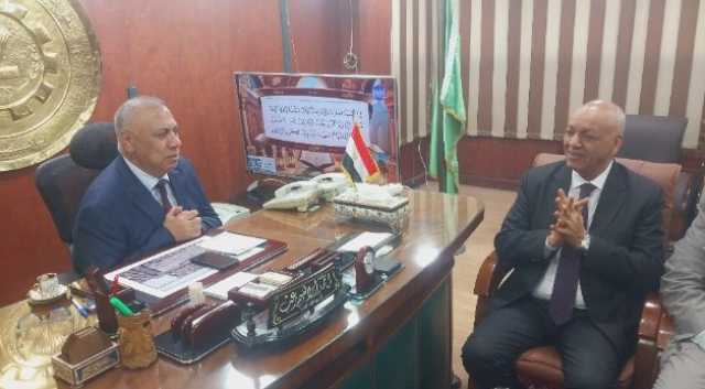 النائب مصطفى بكرى يصل الغرفة التجارية بالدقهلية على هامش المشاركة فى احتفالية ذكرى ٣٠ يونيو