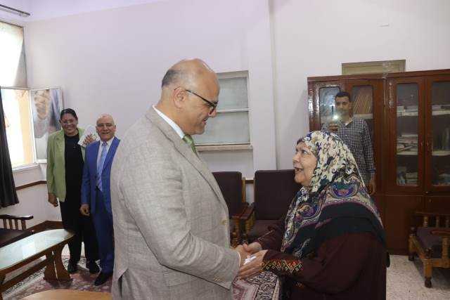 محافظ القليوبية يشارك نزلاء دار المسنين ببنها العيد ويقدم لهم الهدايا والورود