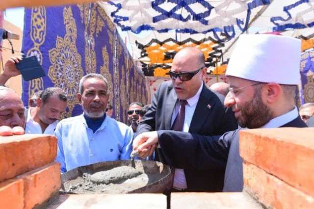 بتبرع من رجل أعمال.. وزيرا الأوقاف والعمل يضعان حجر الأساس لبناء مسجد بـ رأس غارب