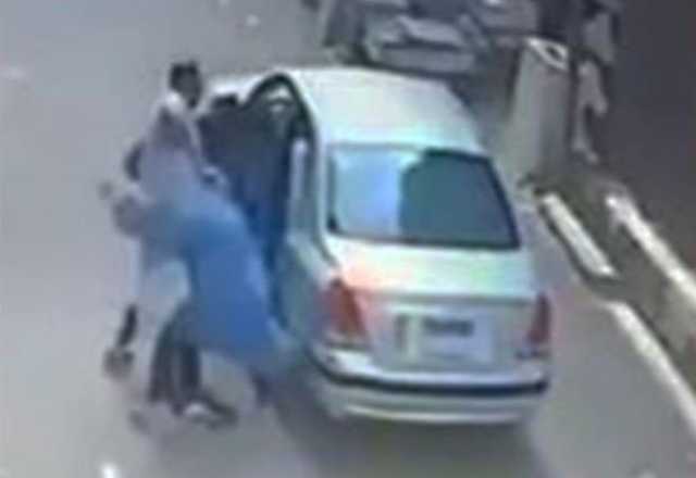 خلافات أسرية.. ملابسات فيديو تعدي رجل على زوجته بالضرب في كرداسة