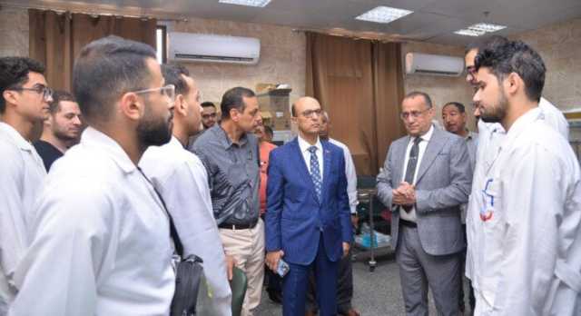 رئيس جامعة أسيوط يلتقي شباب الأطباء بمستشفى الإصابات ويوجّه بحزمة من الإجراءات لتحسين بيئة العمل