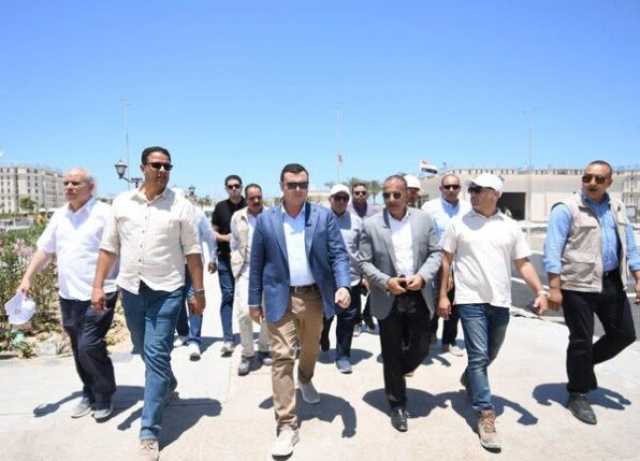 وزير الإسكان يتفقد كوبرى C19 والمدينة التراثية والمنطقة الشاطئية بمدينة العلمين الجديدة