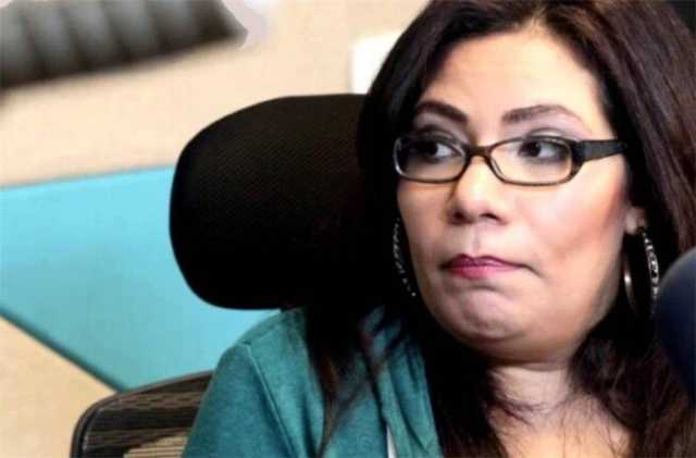 الفنانة إيمان السيد تمازح جمهورها بطريقة «مبتكرة» للتعامل مع وهج الصواريخ