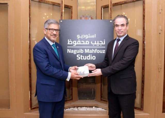 احمد المسلماني يهدى سفير باكستان مجموعة أم كلثوم أثناء زيارته استديو نجيب محفوظ بـ ماسبيرو