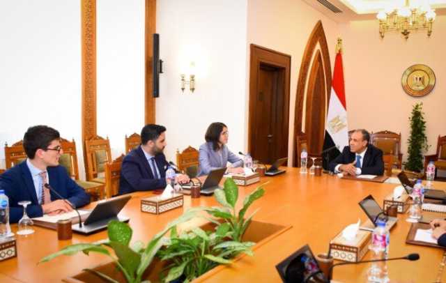 وزير الخارجية يلتقي مجموعة من طلاب كبرى الجامعات البريطانية بالمملكة المتحدة